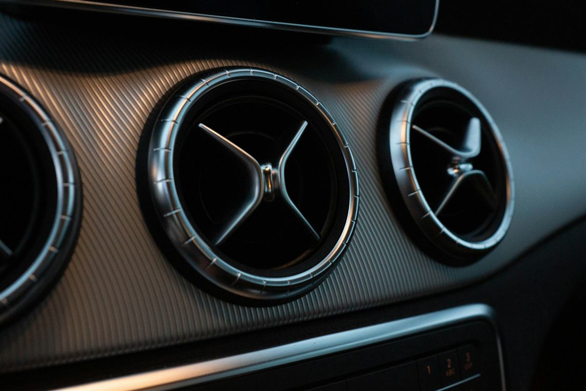 Saídas de ar redondas no painel de um carro