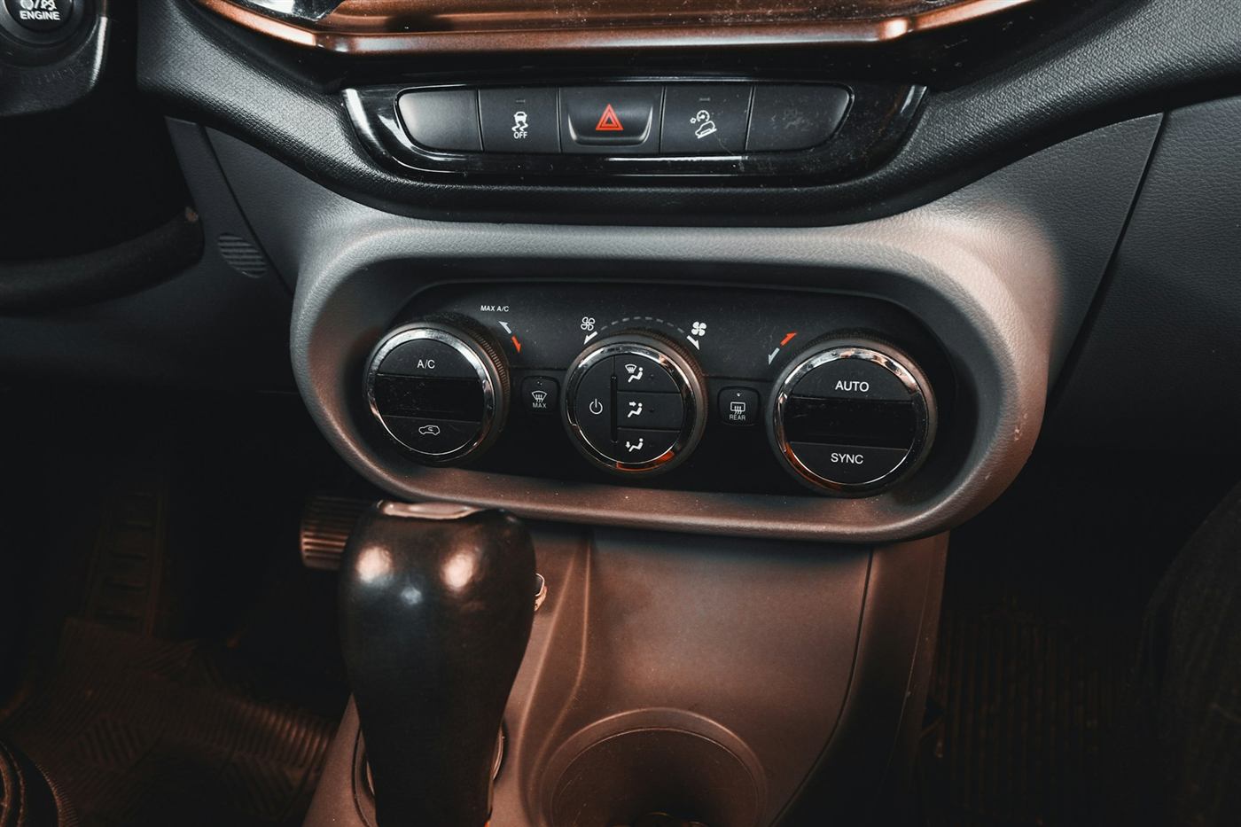 Comandos do ar-condicionado no painel de um carro moderno